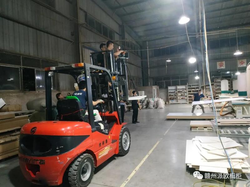 中央电视台CCTV摄制组来派欧橱柜拍摄专题片5.jpg
