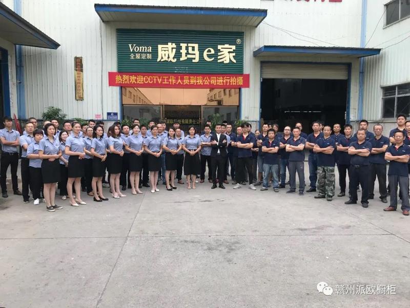 中央电视台CCTV摄制组来派欧橱柜拍摄专题片.jpg